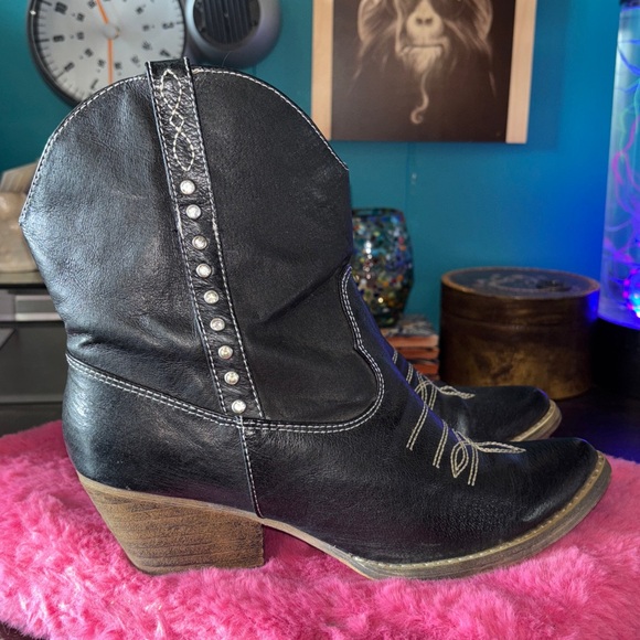 VERY VOLATILE Black leather short cowboy boots with two inch heel and - Picture 2 of 13
